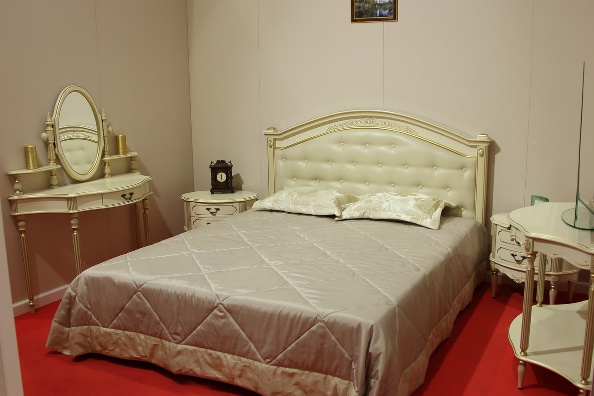 Кровать 58-01, туалетный столик Палермо 61, консоль Палермо 15, тумба Палермо 55.